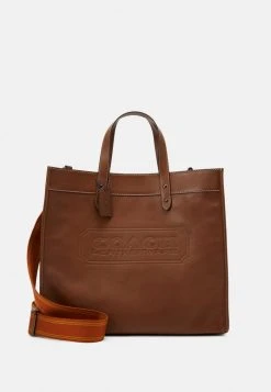 Outlet ⌛ Coach FIELD TOTE IN SPORT CALF WITH BADGE - Tote Bag - Dark Saddle ❤️