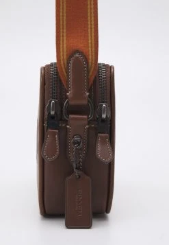 Budget ???? Coach CHARTER CROSSBODY IN SPORT CALF WITH BADGE UNISEX - Across Body Bag - Dark Saddle ???? -Coach Shop 55284e98c6144175acc991ef9e06ef7d