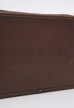 Budget ???? Coach CHARTER CROSSBODY IN SPORT CALF WITH BADGE UNISEX - Across Body Bag - Dark Saddle ???? -Coach Shop 64c7c90cb53549eb9545a26816ed1ca5