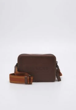 Budget ???? Coach CHARTER CROSSBODY IN SPORT CALF WITH BADGE UNISEX - Across Body Bag - Dark Saddle ????