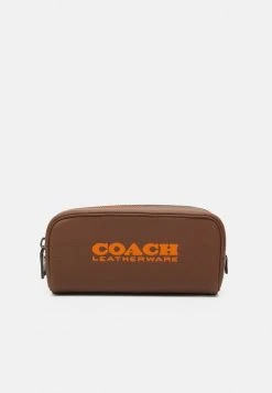 Flash Sale ???? TRAVEL KIT IN PEBBLE WITH COACH BRANDING - Travel Accessory - Dark Saddle/canyon ????